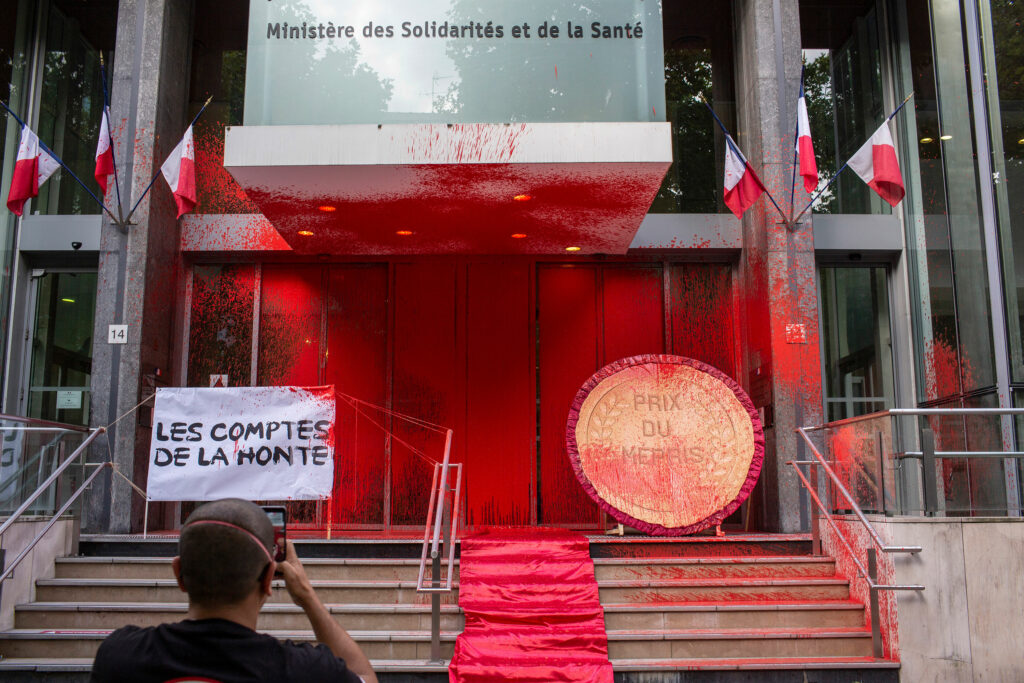The French Ministry of Health sprayed red paint by protesters against the coronavirus